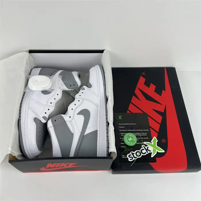 Air Jordan 1 High OG ‘Stealth' 