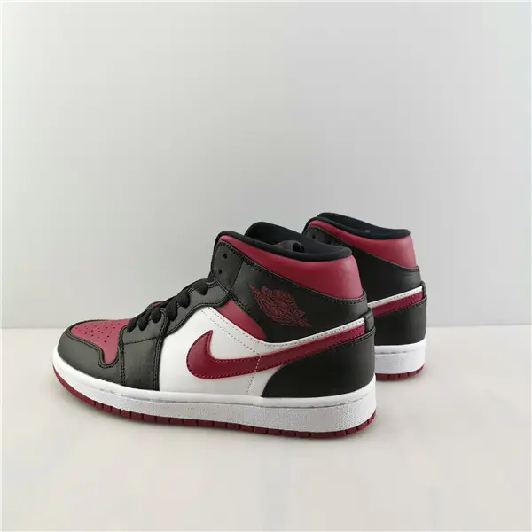 AIR JORDAN 1 MID RESEMBLES THE 