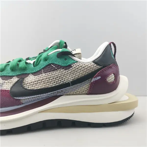Nike Vaporwaffle sacai Villain Red Neptune Green 