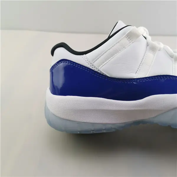Air Jordan 11 Low WMNS 
