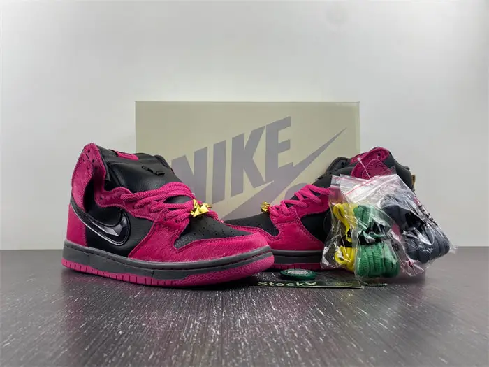 Run The Jewels x Nike SB Dunk Low 
