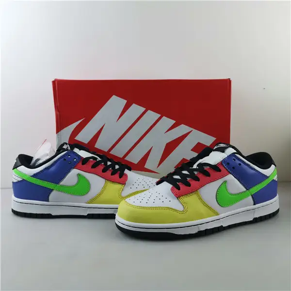 NIKE DUNK LOW WOMEN'S 'GREEN STRIKE' 