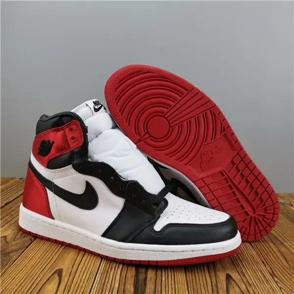 Air Jordan 1 satin WMNS BLACK TOE 