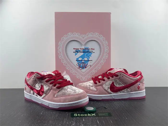 Nike S.B Dunk Low StrangeLove Skateboards 