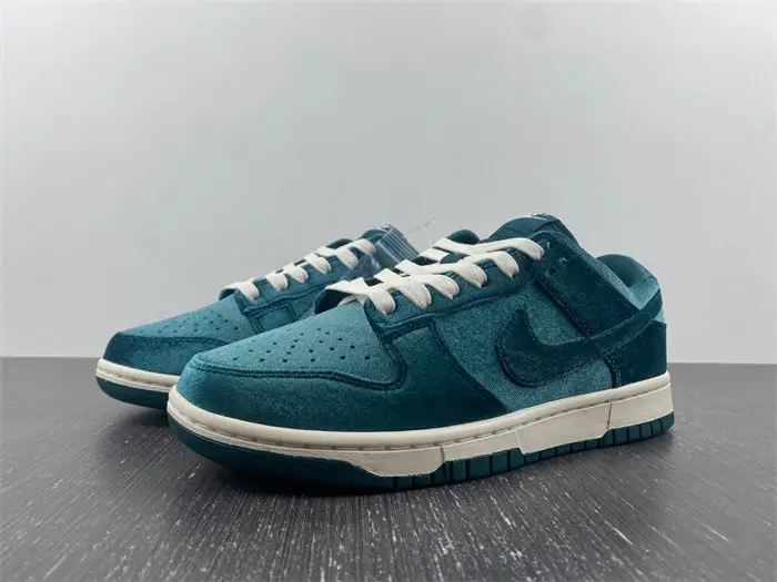 Nike Dunk Low Green Velvet 