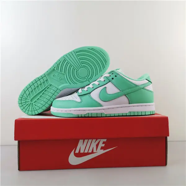 NIKE DUNK LOW GREEN GLOW (W) - 