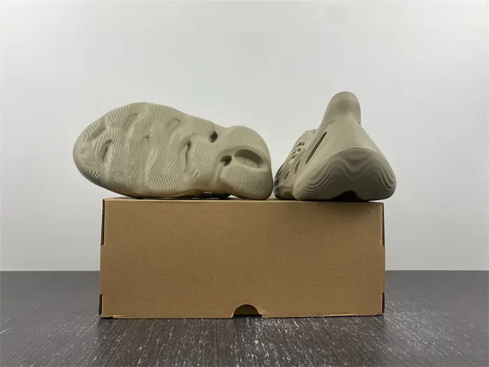 YEEZY FOAM RUNNER 'STONE SALT 