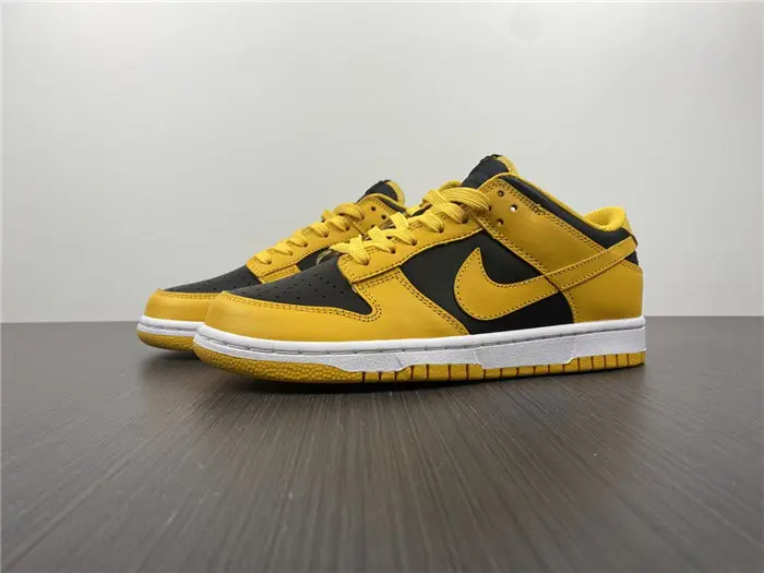 The Nike Dunk Low Takes on a Familiar 