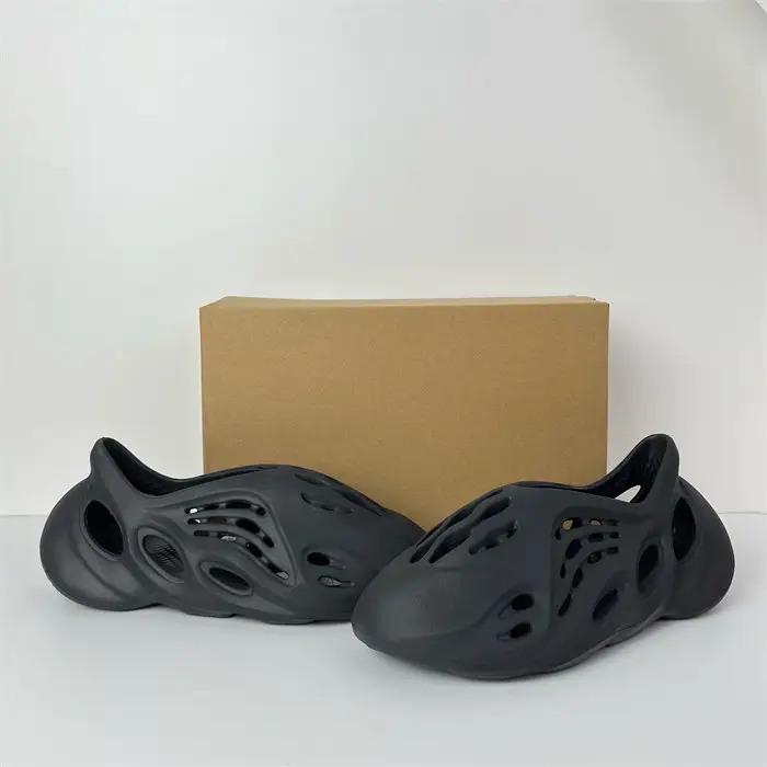 adidas Yeezy Foam RNR Onyx 
