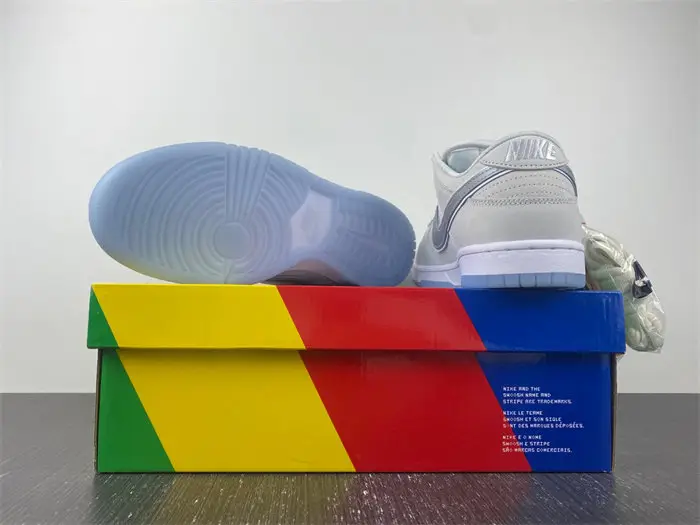 Nike SB Dunk Low White Lobster 