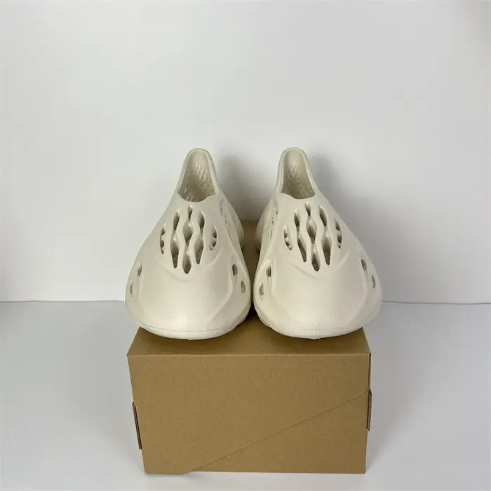 adidas Yeezy Foam RNNR Sand 