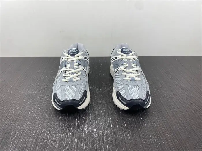 NIKE Air Zoom Vomero 5 