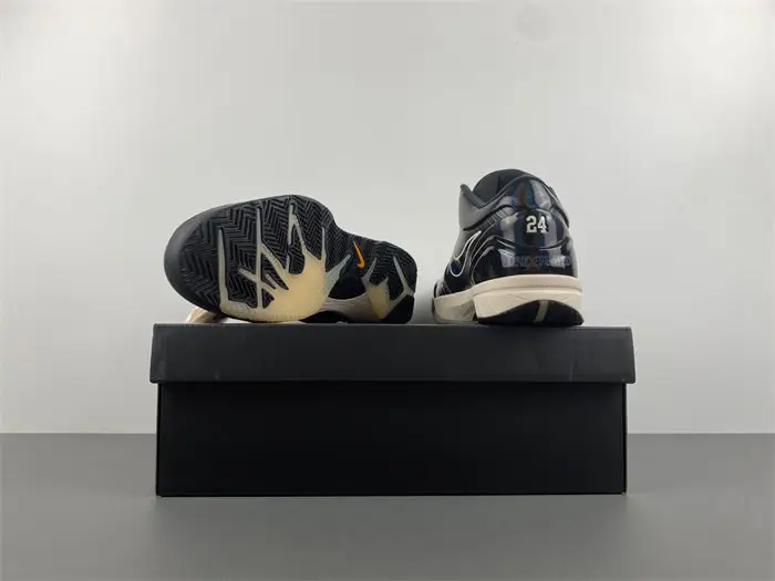 UNDEFEATED x Nike Kobe 4 Protro 
