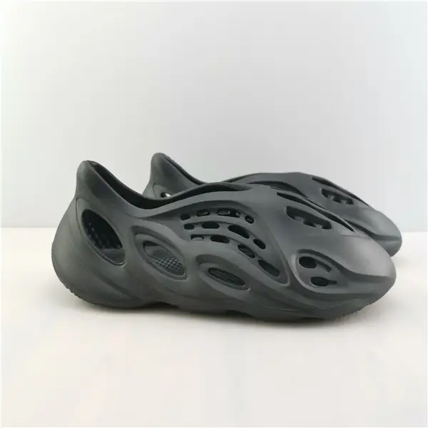 YEEZY FOAM RUNNER BLACK 