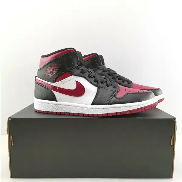 AIR JORDAN 1 MID RESEMBLES THE 
