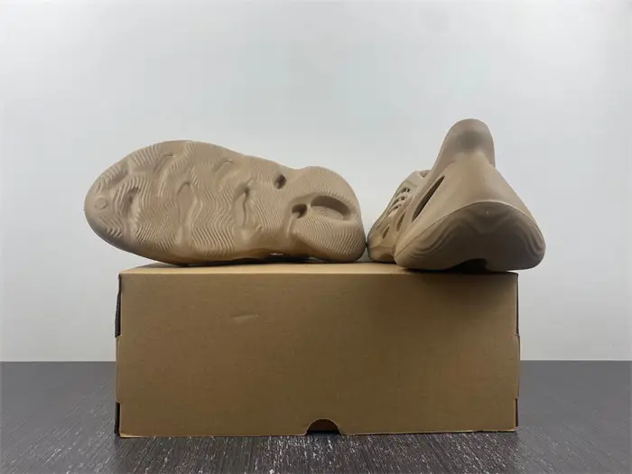 adidas Yeezy Foam RNR Clay Taupe 