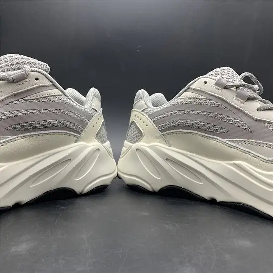 ADIDAS YEEZY BOOST 700 V2 