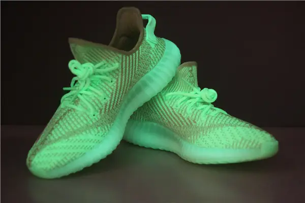 ADIDAS YEEZY BOOST 350 V2 GLOW IN THE DARK  DFEA2004