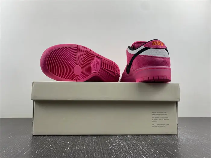 The Powerpuff Girls x Nike SB Dunk Low 