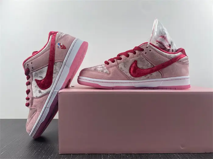 Nike S.B Dunk Low StrangeLove Skateboards 