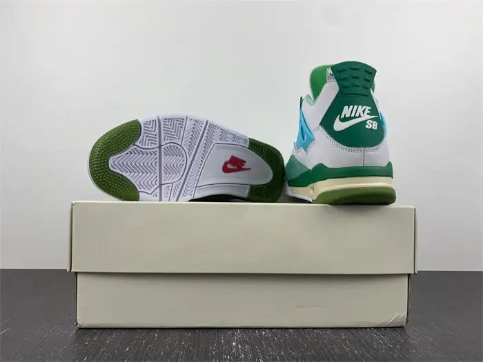 Air Jordan 4 PE 