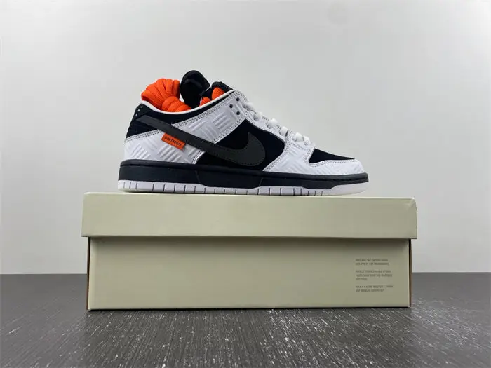 TIGHTBOOTH x Nike SB Dunk Low 