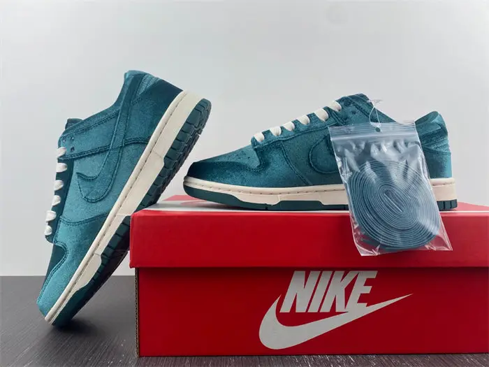 Nike Dunk Low Green Velvet 