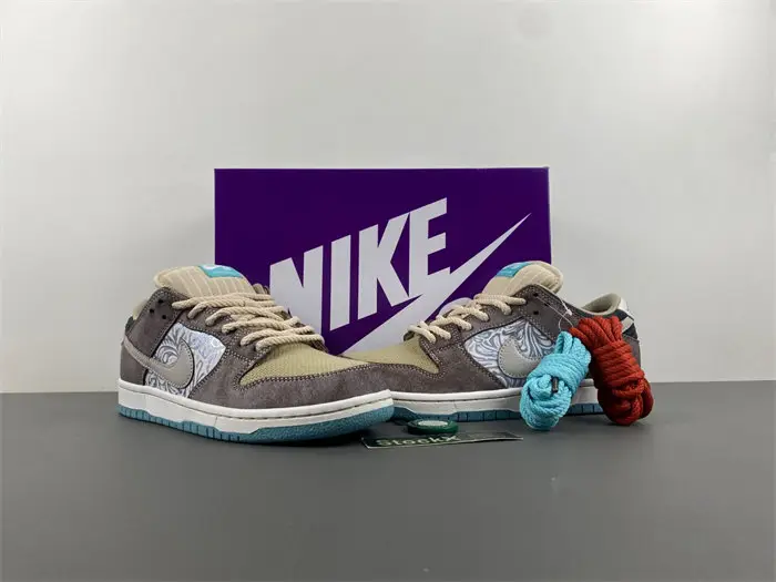 Nike SB Dunk Low 