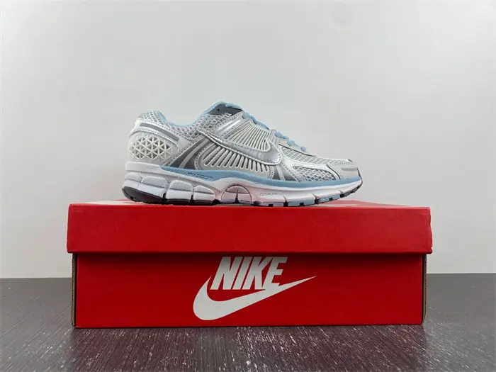 NIKE Air Zoom Vomero 