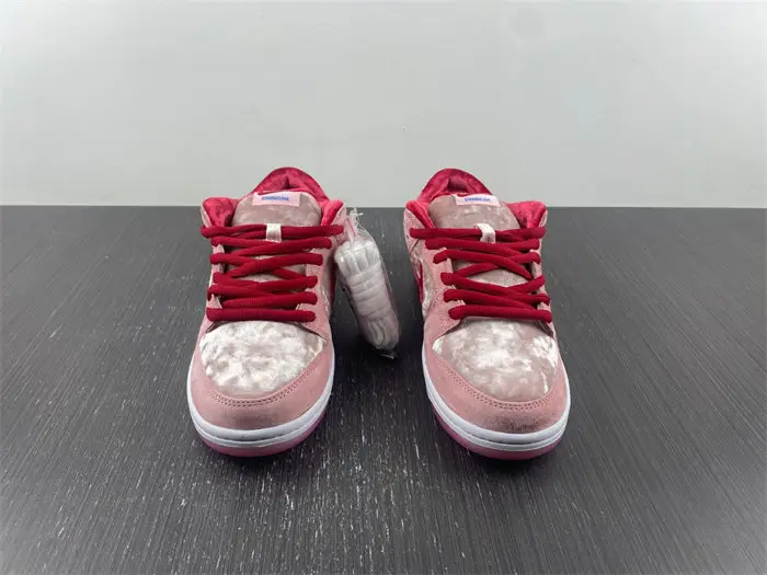 Nike S.B Dunk Low StrangeLove Skateboards 