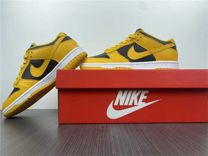 The Nike Dunk Low Takes on a Familiar 