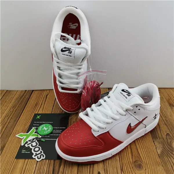 NIKE SB DUNK LOW SUPREME JEWELSWOOSH RED 