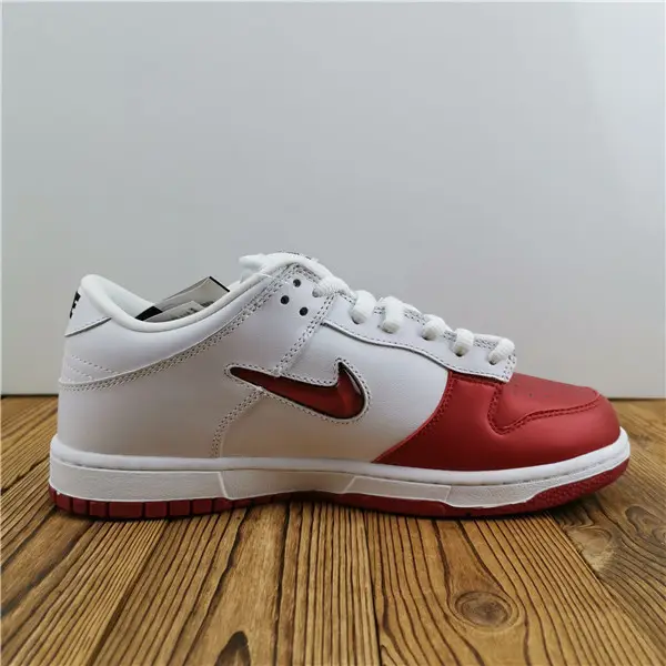 NIKE SB DUNK LOW SUPREME JEWELSWOOSH RED 