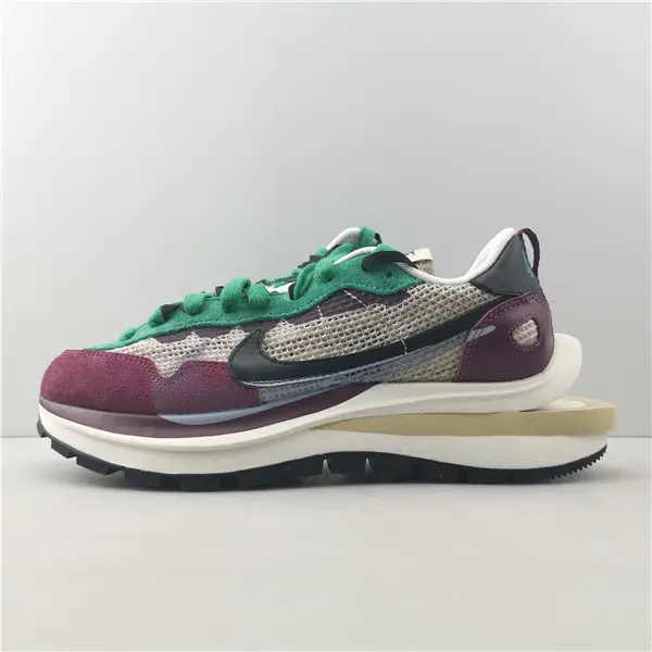 Nike Vaporwaffle sacai Villain Red Neptune Green 