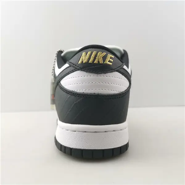 Supreme x Nike SB Dunk Low 