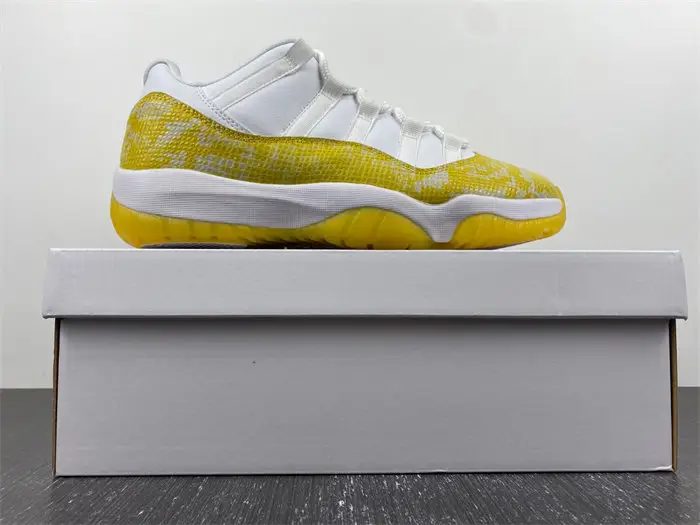 Air Jordan 11 Low WMNS 