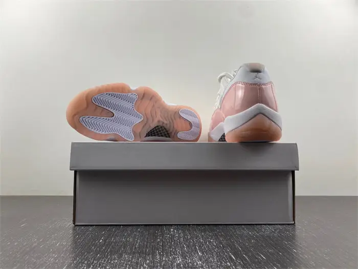 Air Jordan 11 Low WMNS 