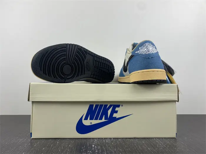 Travis Scott x Air Jordan 1 Low 