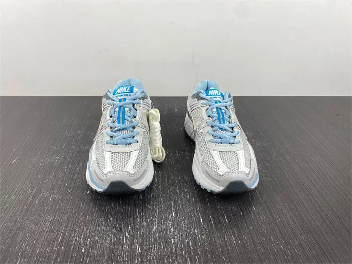 NIKE Air Zoom Vomero 