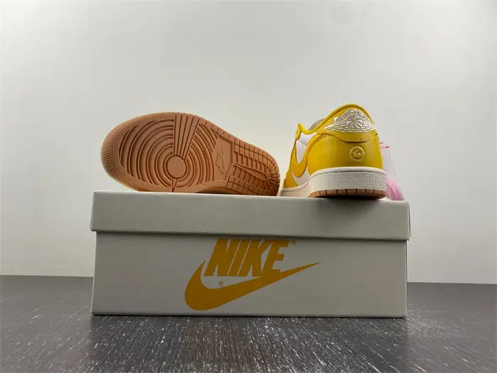 Jordan 1 Retro Low OG SP Travis Scott Canary 
