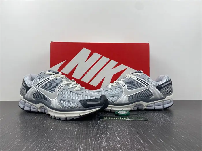 NIKE Air Zoom Vomero 5 
