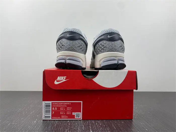 NIKE Air Zoom Vomero 5 