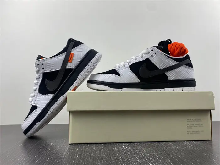 TIGHTBOOTH x Nike SB Dunk Low 
