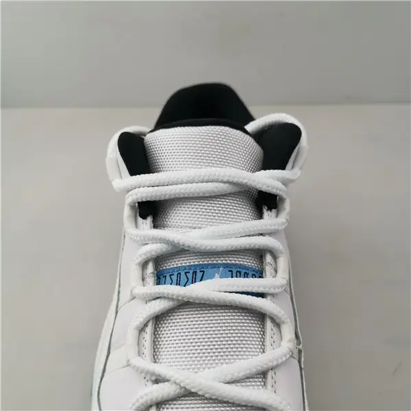AIR JORDAN 11 