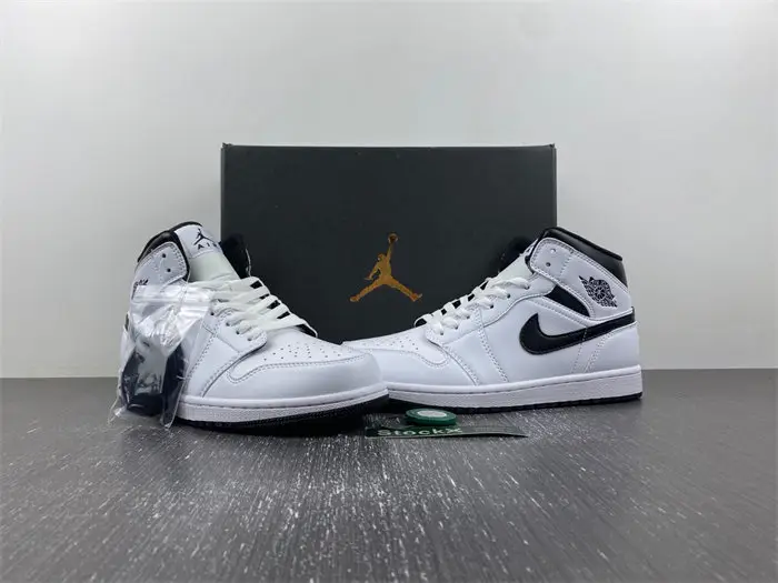 Jordan 1 Mid Reverse Panda 