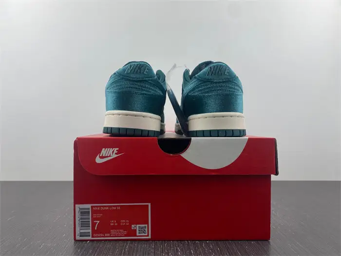 Nike Dunk Low Green Velvet 