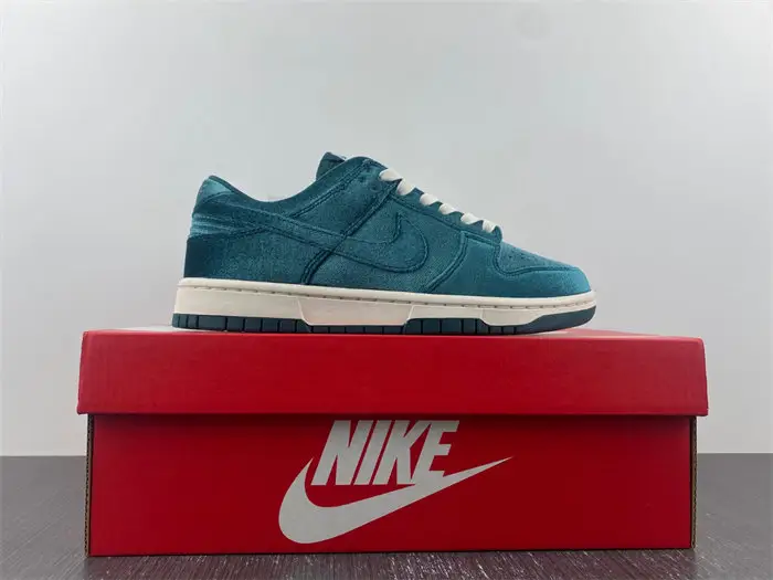 Nike Dunk Low Green Velvet 