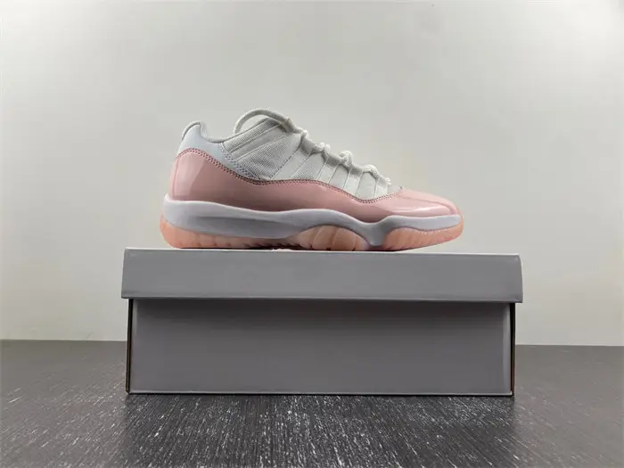 Air Jordan 11 Low WMNS 