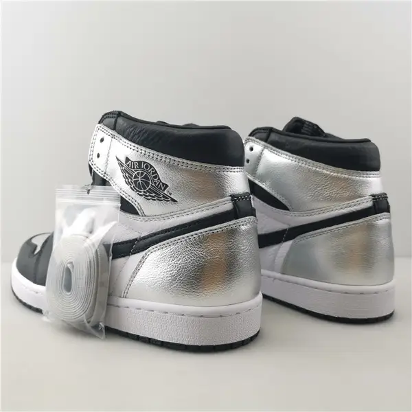 AIR JORDAN 1 RETRO HIGH OG SILVER TOE 