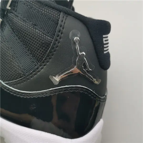 AIR JORDAN 11 